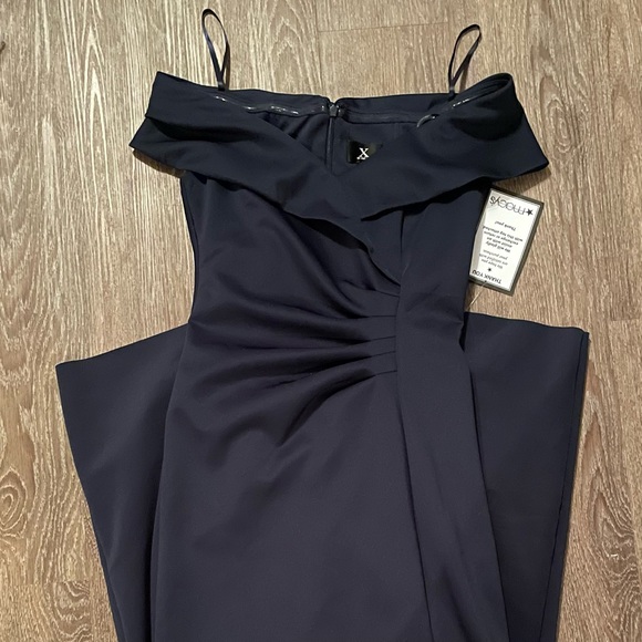 X. By XSCAPE
Off-The-Shoulder
Ruched Gown navy Blue size 4 or 14 - Picture 4 of 14